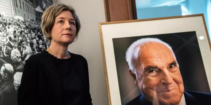 Maike Kohl-Richter, Witwe von Alt-Bundeskanzler Helmut Kohl, steht neben einem Porträt ihres Mannes. Foto: Andreas Arnold/dpa Maike Kohl-Richter, Witwe von Alt-Bundeskanzler Helmut Kohl, steht neben einem Porträt ihres Mannes. Foto: Andreas Arnold/dpa