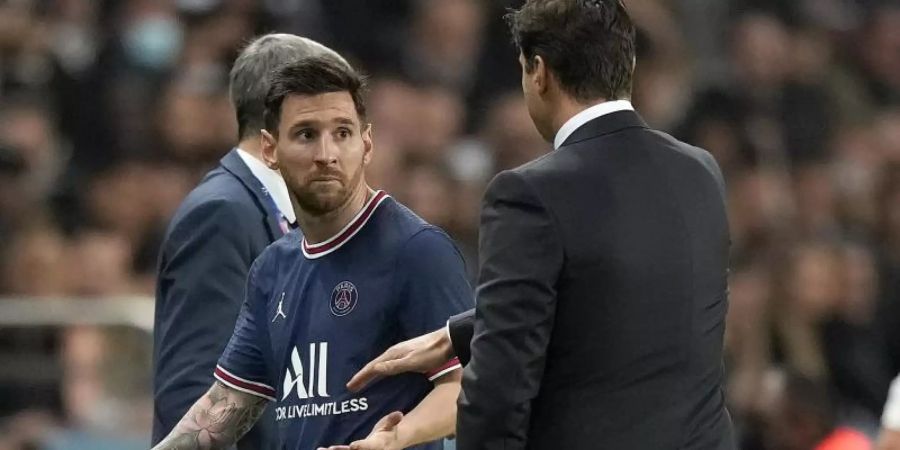 Lionel Messi (l) wurde von PSG-Trainer Mauricio Pochettino ausgewechselt. Foto: Francois Mori/AP/dpa