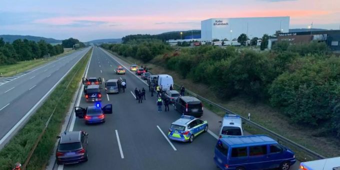 Polizisten und Helfer stehen mit ihren Fahrzeugen auf der Autobahn 9. Foto: Ralph Goppelt/Vifogra/dpa Polizisten und Helfer stehen mit ihren Fahrzeugen auf der Autobahn 9. Foto: Ralph Goppelt/Vifogra/dpa