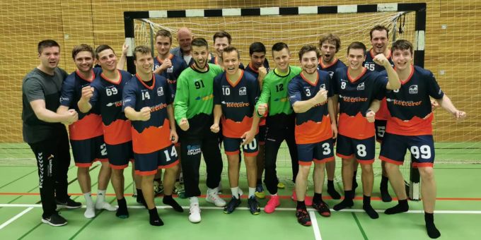 Die erste Herrenmannschaft bejubelt den harterkämpften Sieg vom Samstag über Handball Brugg.