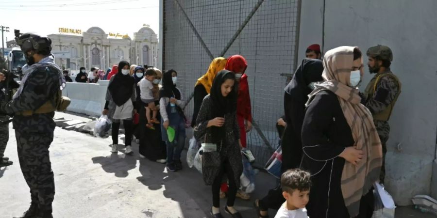 Menschen am Kabuler Airport