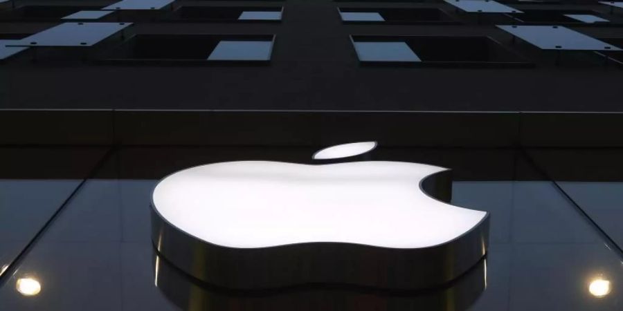 Apple hat neue Funktionen vorgestellt, mit denen der Schutz von Kindern und Jugendlichen auf den Geräten des Konzerns verbessert werden soll. Foto: Matthias Schrader/AP/dpa