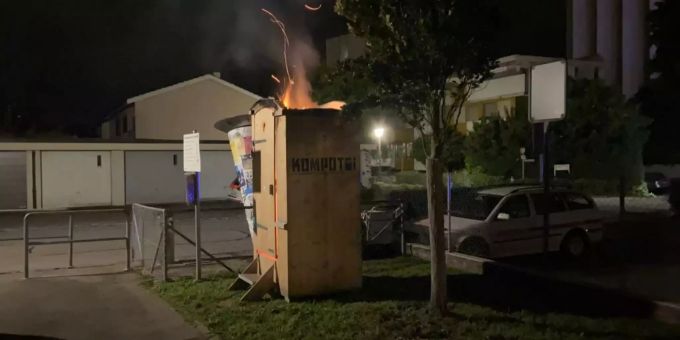 Das freistehende Kompotoi Toilettenhäuschen des Spielplatzes Surbaum an der Habshagstrasse in Reinach geriet in Brand.