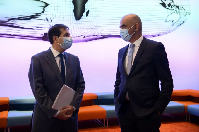 Bundesrat Alain Berset, rechts, und Vizekanzler Andre Simonazzi, Bundesratssprecher, links, sprechen vor einer Medienkonferenz über das Coronavirus, 25. August 2021. BUNDESRAT, CORONAVIRUS