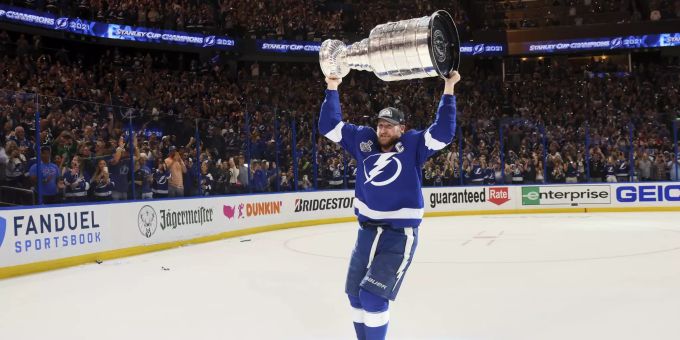 Steven Stamkos feiert den Stanley-Cup-Sieg von Tampa Bay. Stanley Cup Finals Hockey