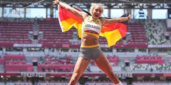 Malaika Mihambo jubelt über ihr Olympia-Gold im Weitsprung. Foto: Michael Kappeler/dpa Malaika Mihambo jubelt über ihr Olympia-Gold im Weitsprung. Foto: Michael Kappeler/dpa