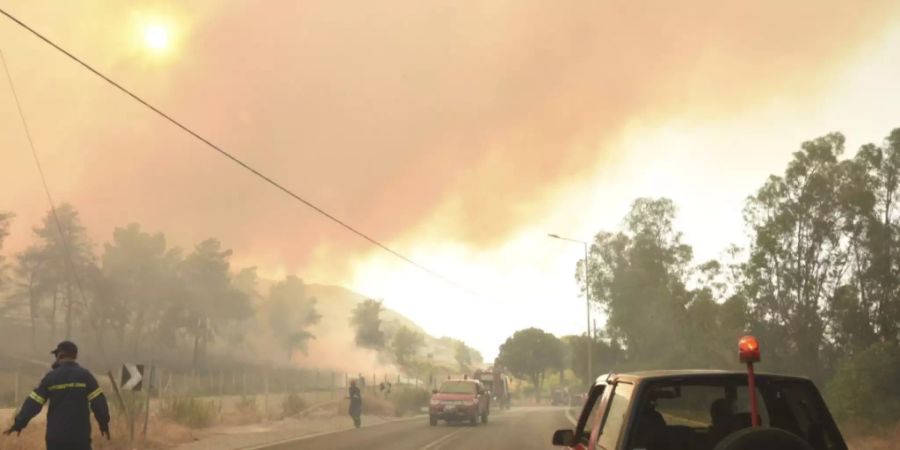 dpatopbilder - Feuerwehrleute bekämpfen einen Waldbrand in der Nähe des Dorfes Lampiri, westlich von Patras. Foto: Andreas Alexopoulos/AP/dpa