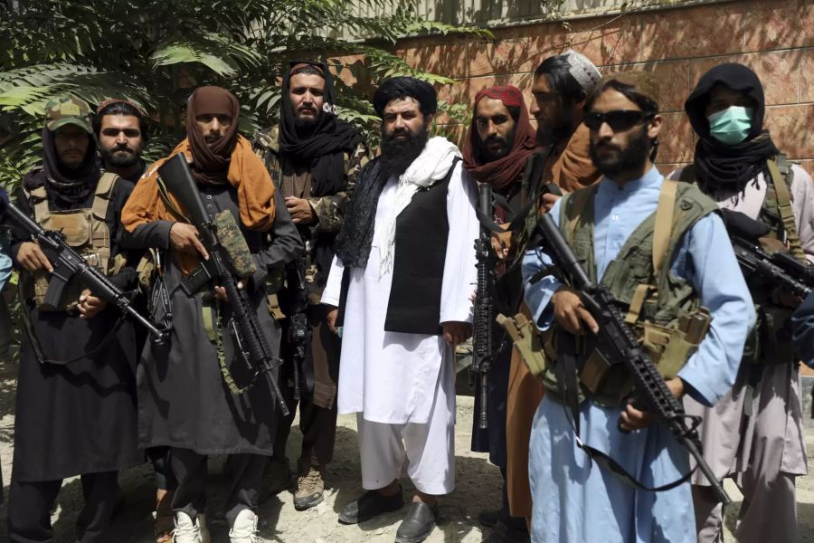 Kämpfer der Taliban posieren am 18. August 2021 in Kabul für ein Foto.