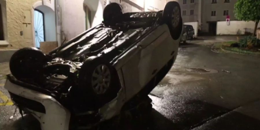 Ein Auto wurde von den Fluten mitgerissen und liegt nun kopfüber auf der Strasse. Foto: TNN/dpa