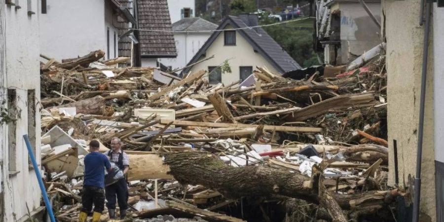 Nach der Unwetterkatastrophe liegen Trümmer in den Strassen der betroffenen Region.