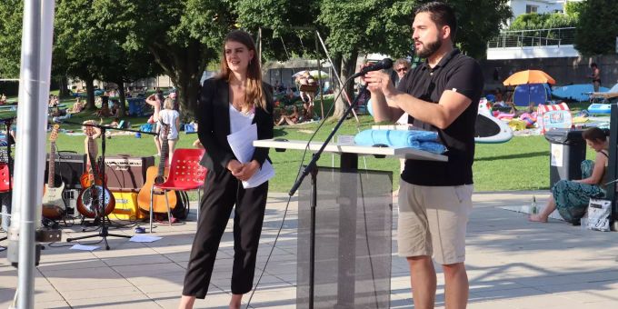 Cedric Wermuth stellt Ronja Jansen als nächste Rednerin am «Fest der Solidarität» vor. wermuth jansen