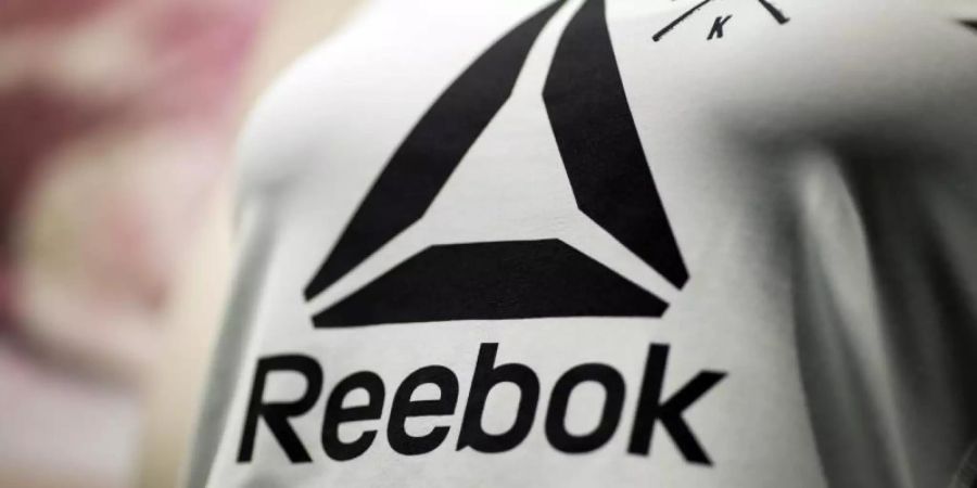 Das Reebok-Logo ist auf einem Shirt am Rande der Bilanz-Pressekonferenz von Adidas zu sehen. Foto: Daniel Karmann/dpa/Archivbild