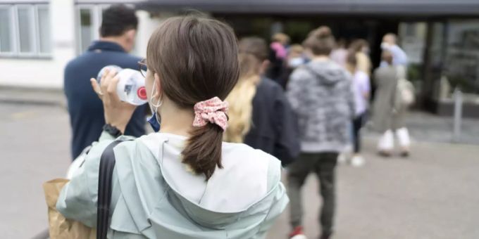Schlange stehen für den Piks gegen das Coronavirus in Zürich. coronavirus
