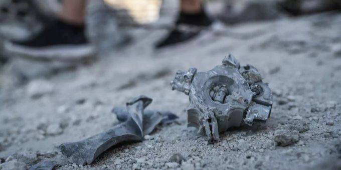 Überreste einer Rakete, die auf eines der Gebäude im Dorf Iblin abzielte. Konflikt in Syrien