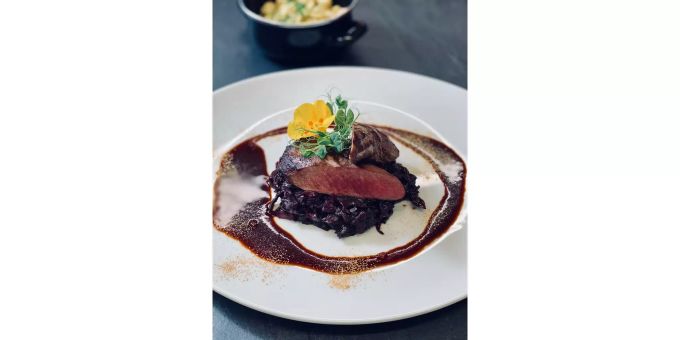Rehrücken auf Preiselbeer-Schokoladen-Rotkraut: Am wilden Kaiser weiss man, was schmeckt. d