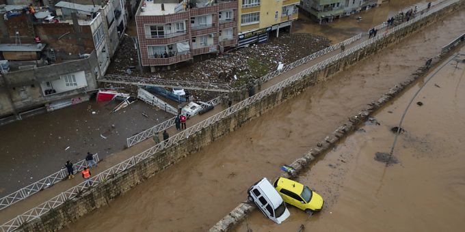 Bei Überschwemmungen in der Südosttürkei sind mehrere Menschen ums Leben gekommen. Foto: Hakan Akgun/DIA/AP Überschwemmung