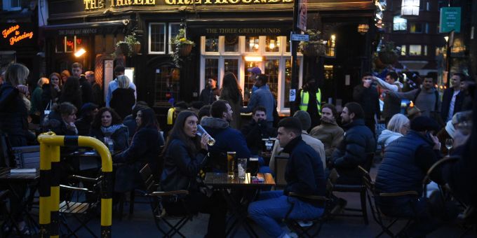 Gäste des Pubs «The Three Greyhounds» in London: Frisch gezapftes Bier soll im Sommer billiger werden. Gäste des Pubs «The Three Greyhounds» in London: Frisch gezapftes Bier soll im Sommer billiger werden.