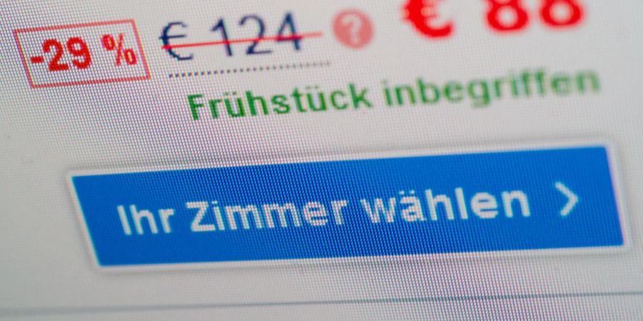 Immer vergleichen, kritisch bleiben und am besten bei Anbietern buchen, die man kennt und denen man vertraut, raten Verbraucherschützer beim Buchen von Hotels & Co. im Netz.