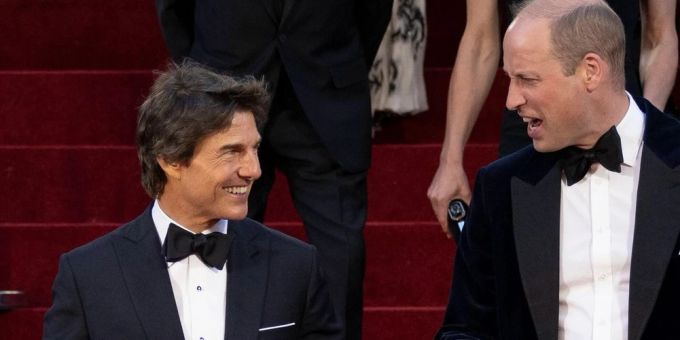 Tom Cruise (l.) mit Prinz William bei der «Top Gun: Maverick»-Premiere im Mai 2022 in London. tom cruise king charles