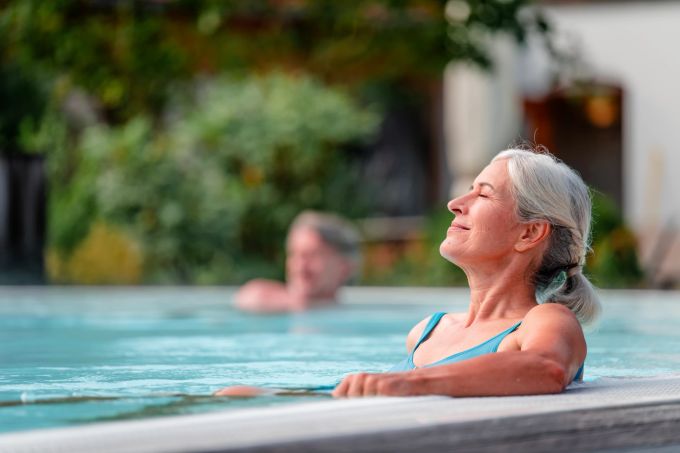 Entspannt im warmen Wasser der Thermen. Frau in der Therme