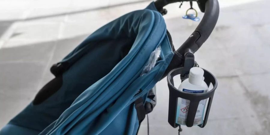 Sie liessen es dann kurzerhand einfach im Kinderwagen im Check-in-Bereich zurück. (Symbolbild)