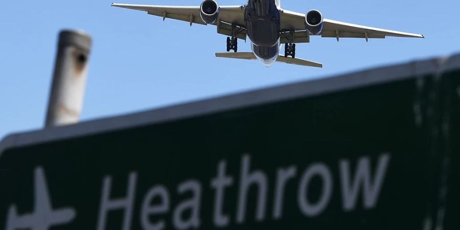 Im Streit um höhere Löhne sind Sicherheitsmitarbeiter am Londoner Flughafen Heathrow am Freitag in einen zehntägigen Ausstand getreten. 1400 Mitglieder der Gewerkschaft Unite wollen bis zum 10. April streiken. (Archivbild)