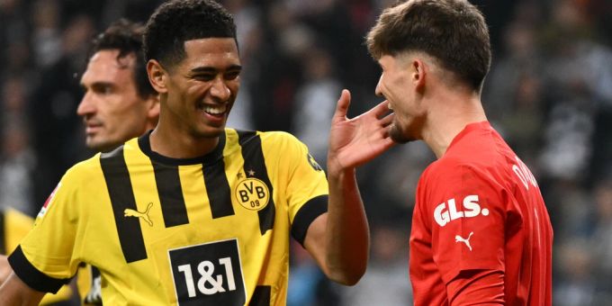 Gregor Kobel (r.) ist der sichere Rückhalt beim BVB. BVB