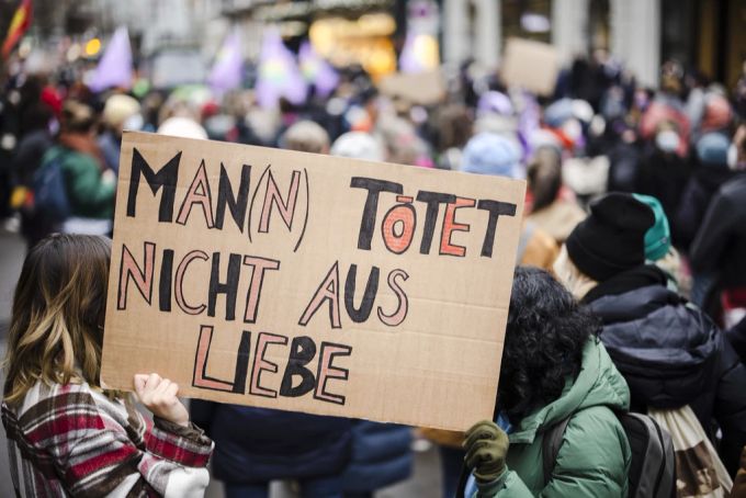 Frauen protestieren an einer Demonstration gegen Tötungsdelikte und Gewalt an Frauen, am Samstag, 11. Dezember 2021 in Zürich. (Archivbild) Demonstration Gewalt gegen Frauen