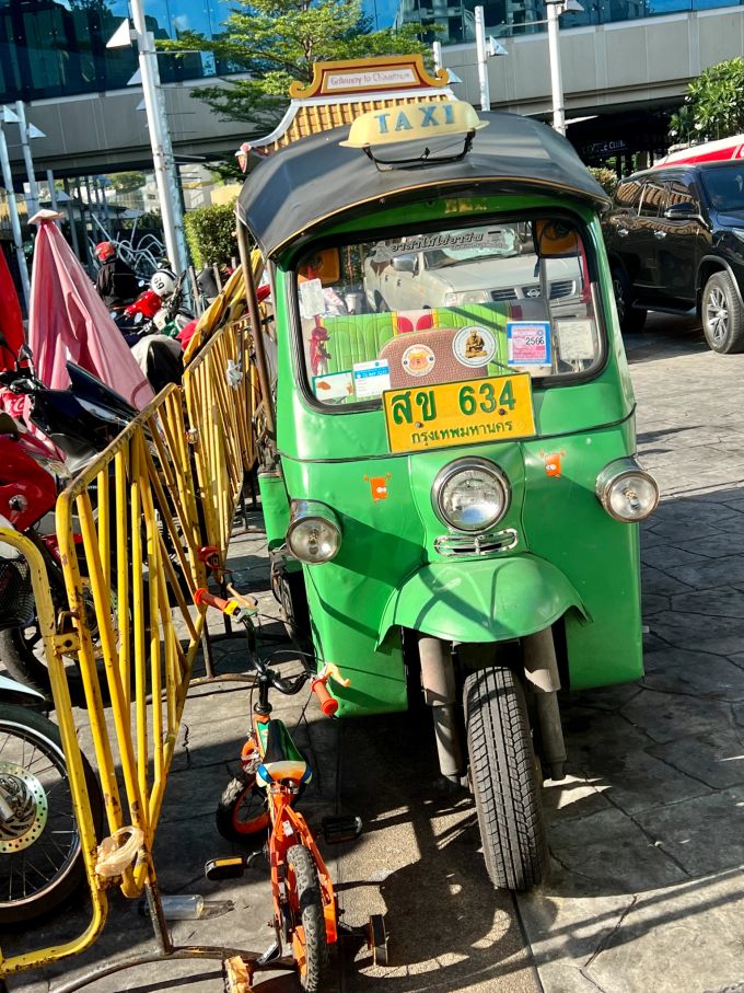 Hallo Taxi – hallo Tuk Tuk: Die kleinen Gefährte und zahlreiche Motorroller wuseln durch viele Städte wie auch durch Bangkok. Taxi Tuk Tuk Bangkok