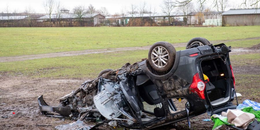 Der Kleintransporter ist bei dem Unfall in Valluhn fast völlig zerstört worden.