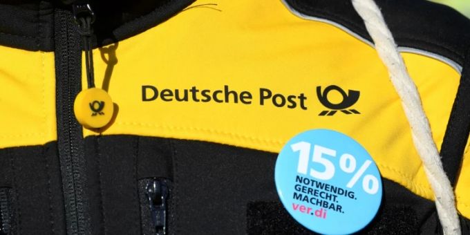 Ein streikender Post-Beschäftigter Ein streikender Post-Beschäftigter