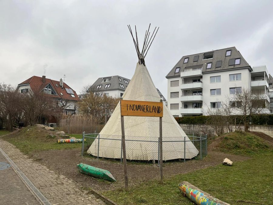 Symbolcharakter: Eingezäuntes Tipi im Baselbieter Indianerland.