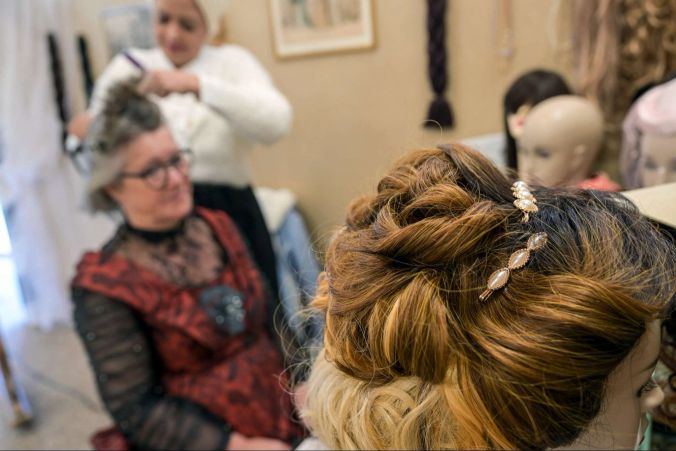 Perücke aus echtem Haar im Coiffeure Salon.