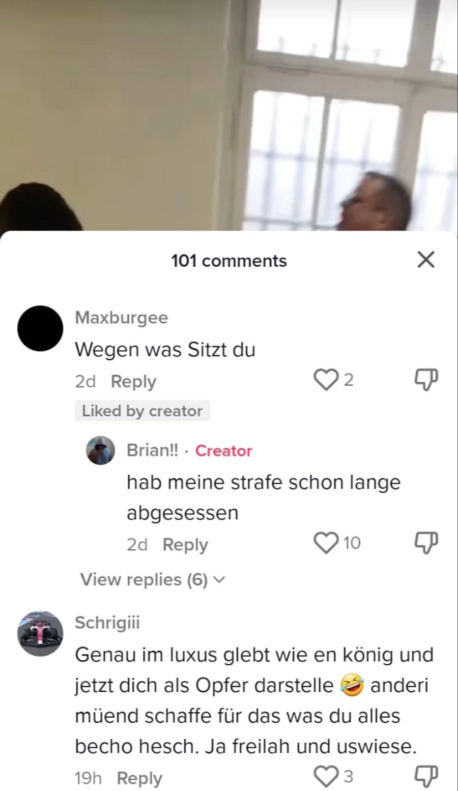 Teilweise beantwortet Brian die Fragen sogar.