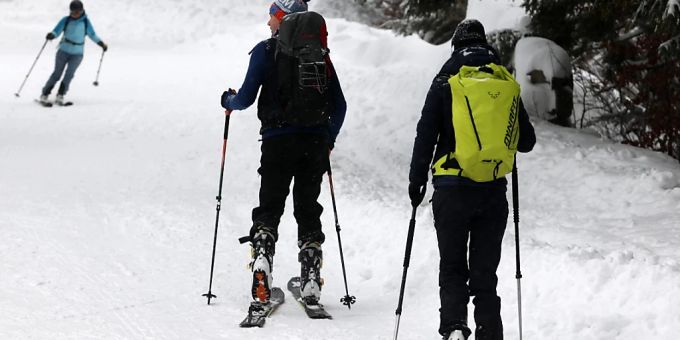 Die Lawinengefahr ist im Wallis derzeit sehr hoch, wie die Behörden warnen. Skitouren und Freeriding müssten daher sorgfältig vorbereitet werden. (Symbolbild) Die Lawinengefahr ist im Wallis derzeit sehr hoch, wie die Behörden warnen. Skitouren und Freeriding müssten daher sorgfältig vorbereitet werden. (Symbolbild)