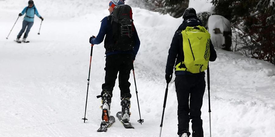 Die Lawinengefahr ist im Wallis derzeit sehr hoch, wie die Behörden warnen. Skitouren und Freeriding müssten daher sorgfältig vorbereitet werden. (Symbolbild)