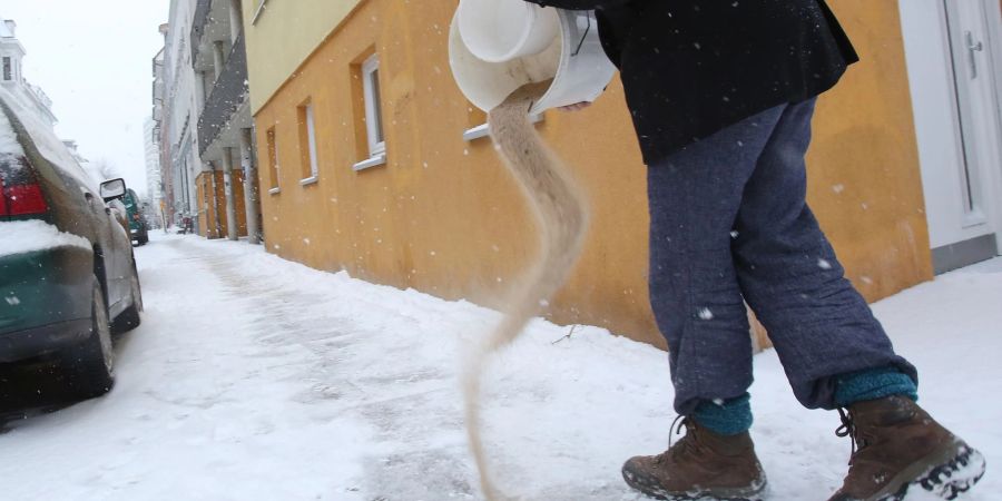 Statt Streusalz, das in vielen Kommunen ohnehin verboten ist, sollten Sand und Co. zum Einsatz kommen, wenn es glatt wird.
