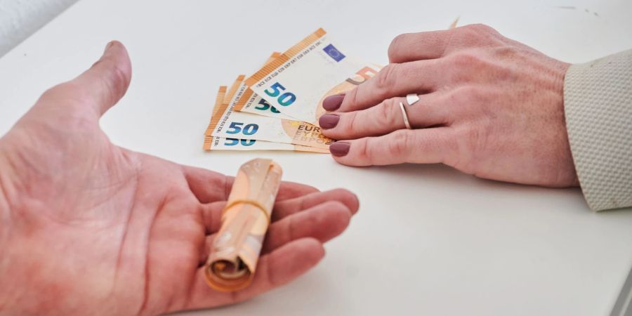 Frauen haben in Deutschland auch im Jahr 2022 weiterhin durchschnittlich weniger verdient als Männer.