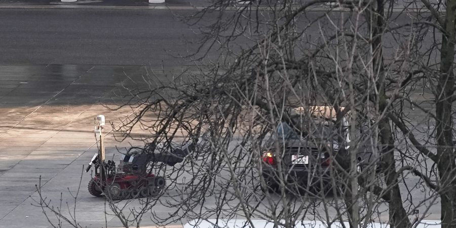 Das Auto auf dem Bundesplatz wurde am Dienstagabend mit einem Sprengstoffroboter untersucht.