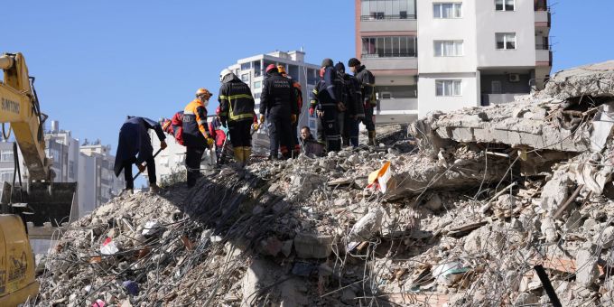 Notfallteams suchen nach Menschen in den Trümmern eines zerstörten Gebäudes in Adana, Südtürkei, Dienstag, 7. Februar 2023. Turkey Earthquake