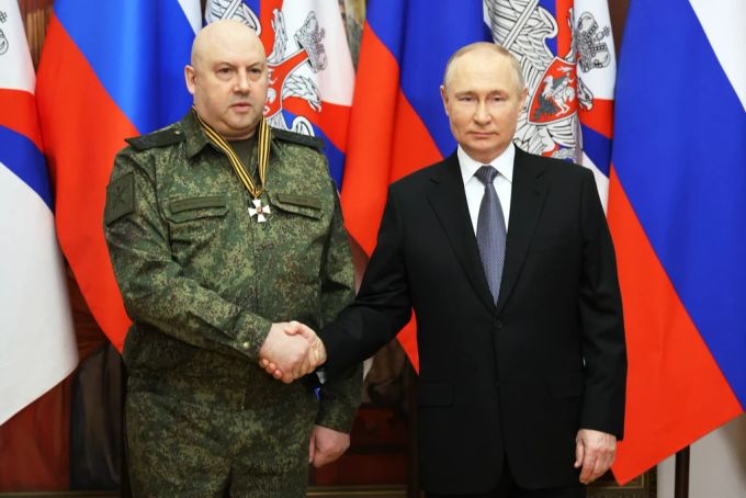 Schmid sagt, General Surowikin (links) habe «den militärischen Terror gegen die Zivilbevölkerung» in die Ukraine getragen. Surowikin