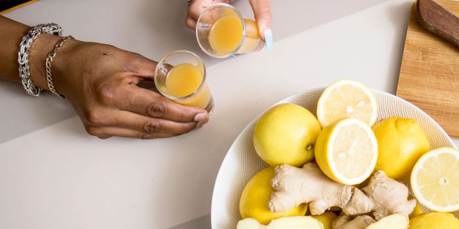 Wer beim selbstgemachten Ingwer-Shot als Grundlage Zitronensaft statt Apfel- oder Orangensaft wählt, kann viel Zucker einsparen.