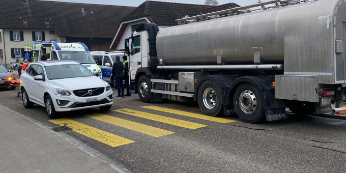 Seengen AG: 17-jähriger Fussgänger von Lastwagen angefahren. Kantonspolizei Aargau
