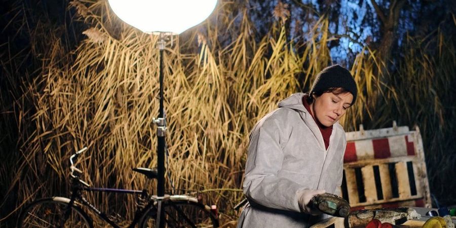 Franziska Tobler (Eva Löbau) hofft, dass die Kriminaltechniker am See trotz der vielen Jahre verwertbare Spuren finden.