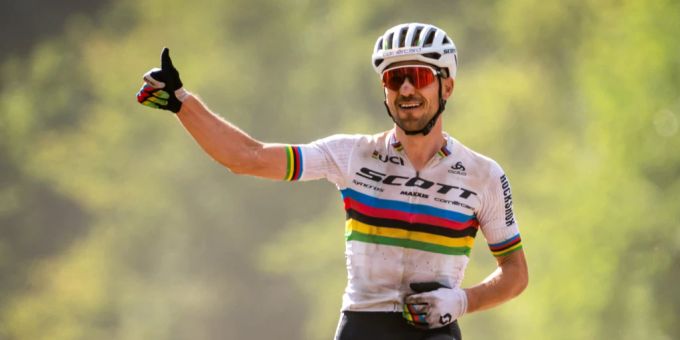 Mountainbiker Nino Schurter fährt derzeit am Cape Epic 2023 in Südafrika. cape epic 2023