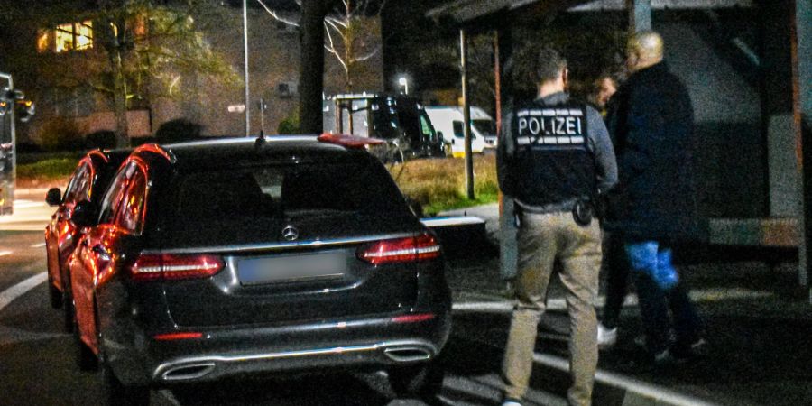 Einsatzkräfte des Kriminaldauerdienstes (KDD) und der Spurensicherung am Tatort.