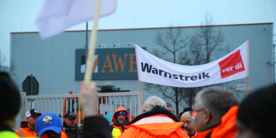 Streikende stehen vor dem Werkstor der AWB Abfallwirtschaftsbetriebe in Köln. Die Gewerkschaft Verdi setzt die Warnstreiks im öffentlichen Dienst in NRW fort.