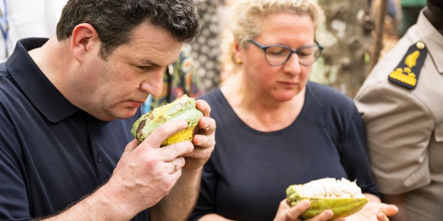 Arbeitsminister Hubertus Heil und Entwicklungsministerin Svenja Schulze haben eine Kakaoplantage in der Elfenbeinküste besucht.