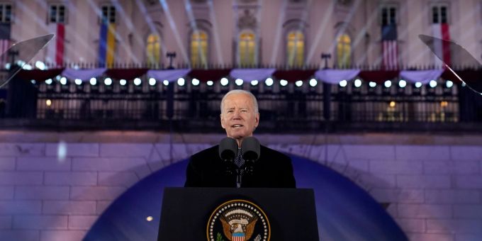 US-Präsident Joe Biden könnte bei einer Kandidatur für 2024 eine parteiinterne Konkurrentin bekommen. US-Präsident Joe Biden könnte bei einer Kandidatur für 2024 eine parteiinterne Konkurrentin bekommen.
