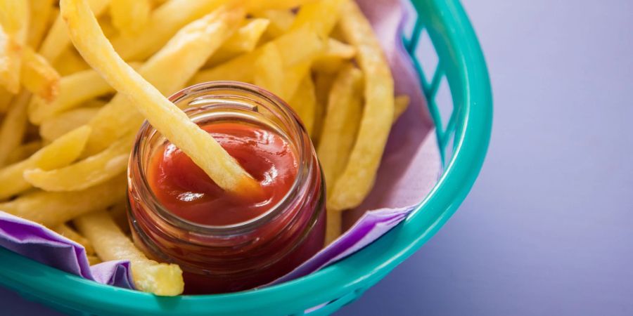 Er ist zu Pommes für viele ein Muss: Doch im Test war nur jeder zweite Ketchup empfehlenswert. Oft ist er zu süss oder mit Schimmelpilzgift versetzt.